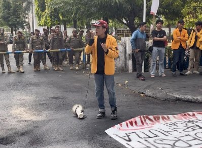 Mahasiswa UNM Geruduk DPRD Sulsel, Desak Prabowo Tetapkan Karhutla Bencana Nasional