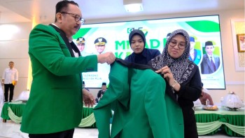 Husniah Talenrang Resmi Anggota Kehormatan KAHMI: “Malam Ini Saya Sangat Senang Dan Bahagia”