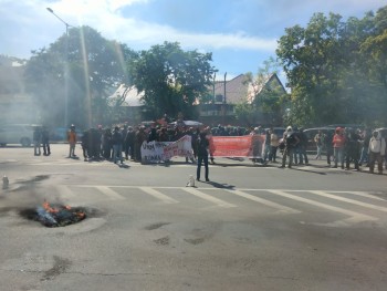 Ratusan Mahasiswa UNM Gelar Aksi “Revolusi Kampus Oranye”, Desak Adili Rektor 